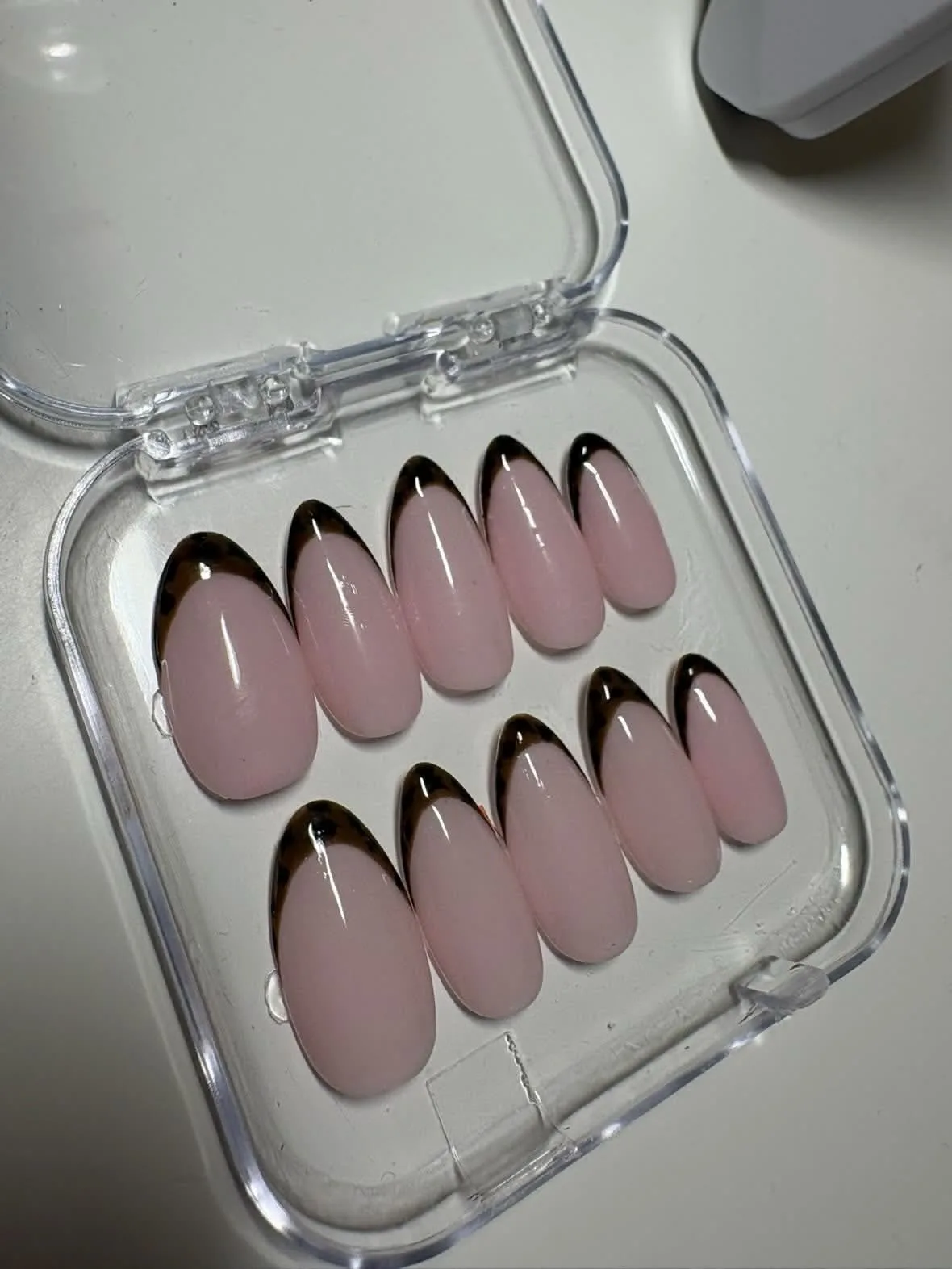 Set de press on nails fait main par Press by Léa (modèle 2)